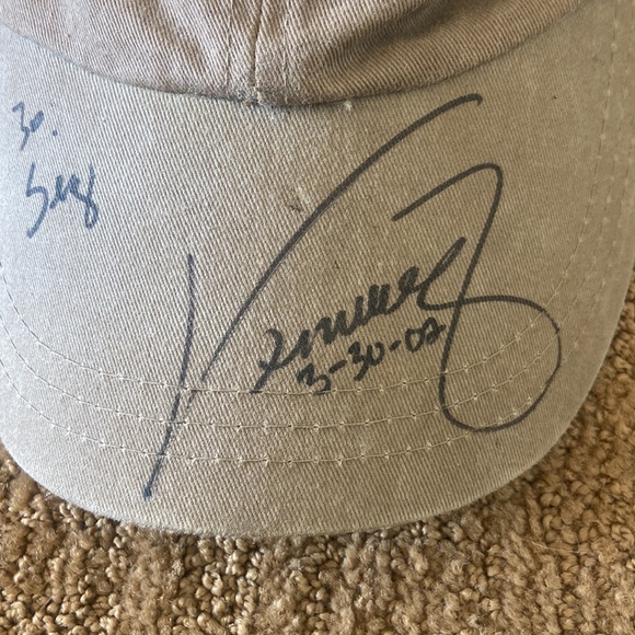 VENUS WILLIAMS TENNIS MEMORABILIA SIGNED NASDAQ-100 HAT & OTHER - Picture 6 of 6